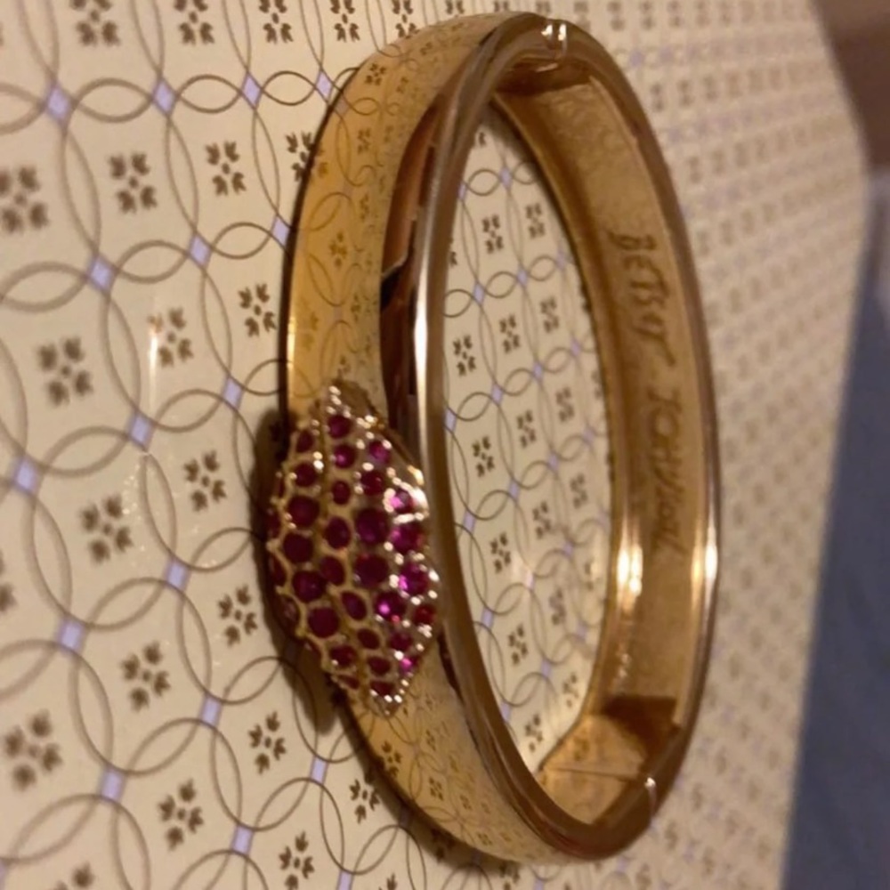 Betsy Johnson lips bangle bracelet